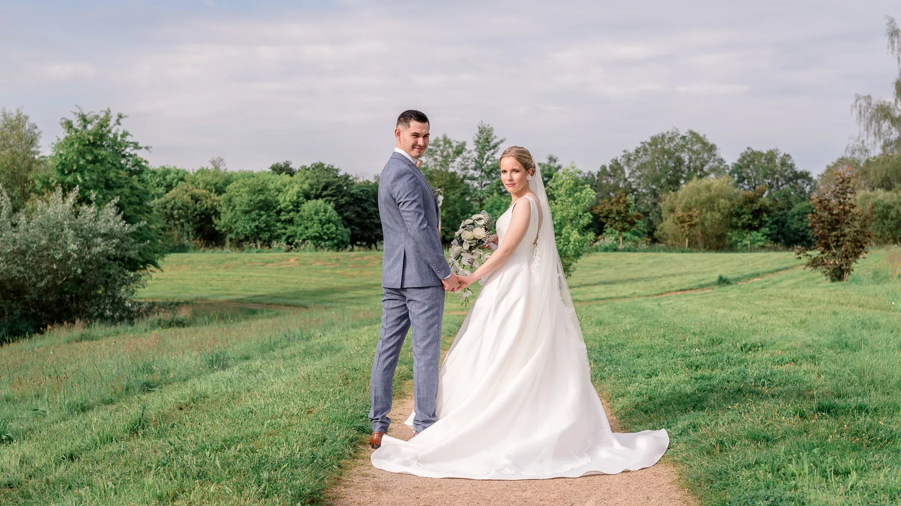 Photos de couple en extérieur lors d'un mariage à Meaux