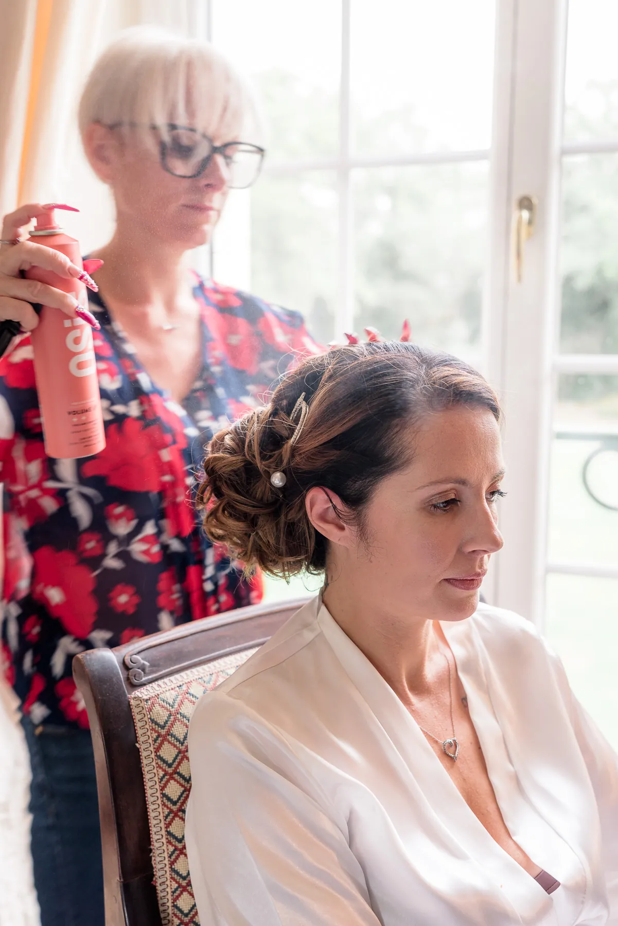 Préparatifs coiffure de la mariée lors d'un mariage en Seine-et-Marne