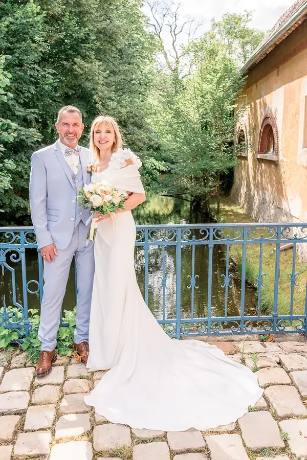 Regard complice du couple lors du first look