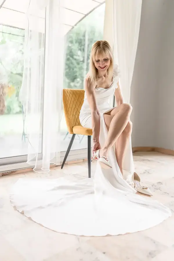 Le marié ajuste sa tenue avant la première vue