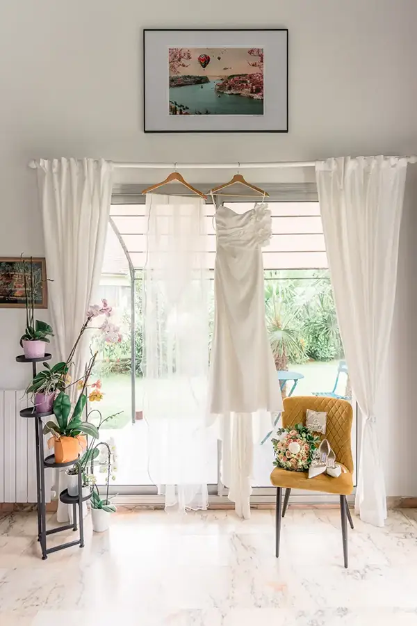 Détails de la robe et du bouquet avant la cérémonie