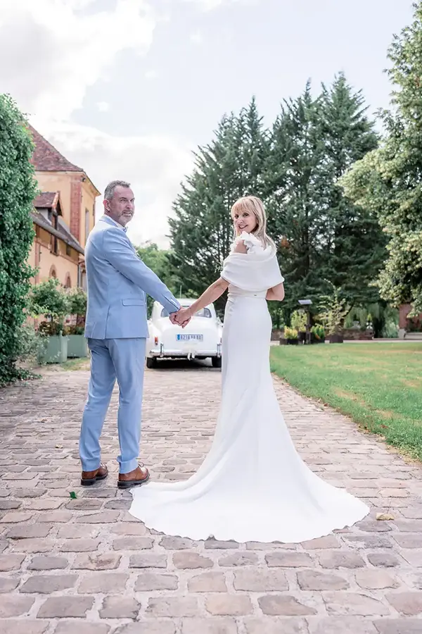 Sophie et Laurent enlacés sous les grands arbres du parc